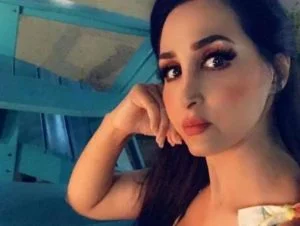 هند القحطاني تستعرض جسد ابنتها بلباس مكشوف.. وتتعرض للهجوم (فيديو)