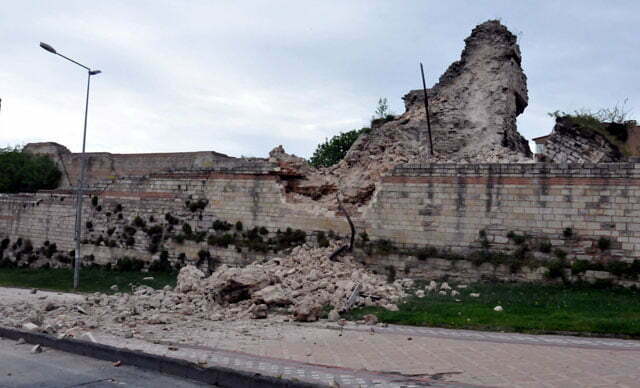 أسوار اسطنبول التاريخية تنهار (شاهد) 2 أسوار اسطنبول التاريخية تنهار (شاهد) 1