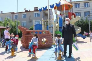 تركيا: بدء فترة السماح للأطفال بالخروج من الحجر المنزلي