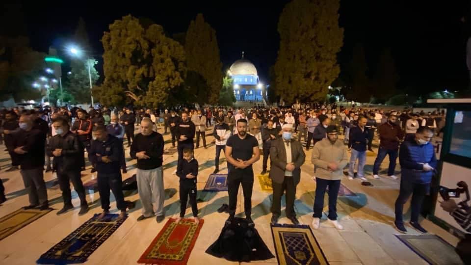اول صلاة في المسجد الاقصى بعد شهرين من اغلاقه (شاهد) 3