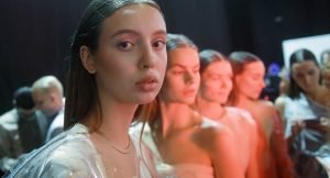 شاهد | عارضة أزياء روسية تنشر صورة صادمة لها دون مكياج و”فوتوشوب”