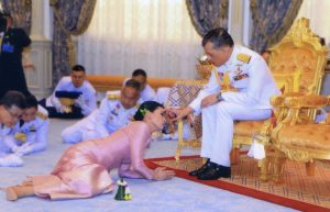 رفقة 20 من “الجنديات المخلصات”.. ملك تايلاند يقضي فترة الحظر الصحي بأفخم فنادق ألمانيا