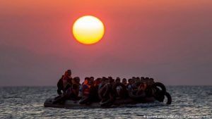 القوات اليونانية تعطب قاربا يحمل 22 لاجئا ويسرقون وقوده وخفر السواحل التركي يتدخل