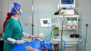 مصر.. خطوبة طبيبين في غرفة العناية المركزة في زمن كورونا (صور)