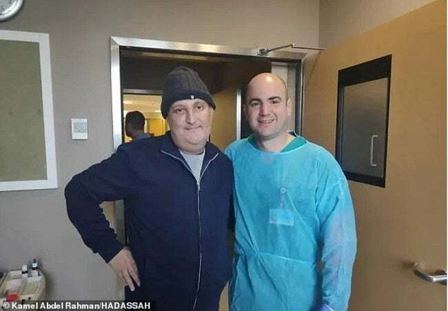 شاهد | حادث مروع.. سقط من الطابق الثاني ليخترق سيخًا معدنيًا رأسه دون الشعور بالألم 2 شاهد | حادث مروع.. سقط من الطابق الثاني ليخترق سيخًا معدنيًا رأسه دون الشعور بالألم 1