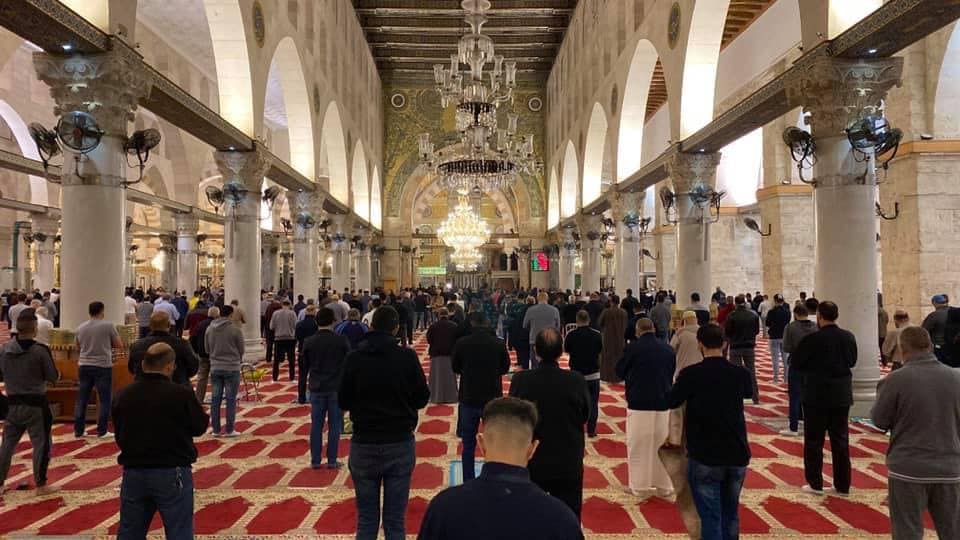 اول صلاة في المسجد الاقصى بعد شهرين من اغلاقه (شاهد) 1