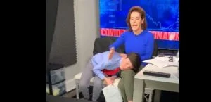 مشهدٌ مؤثّر.. مذيعة تعتني بابنها وهي على الهواء! (فيديو)