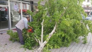 عاصفة قوية تضرب عددا من الولايات التركية وتخلف خسائر بشرية ومادية (صور)