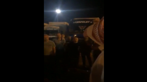 شاهد .. هكذا تصرف أمير سعودي مع سائقين أتراك عالقين في المملكة(فيديو)