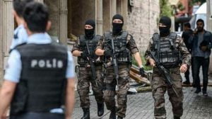السلطات التركية تعتقل مسؤولين محليين وتعزلهم من مناصبهم