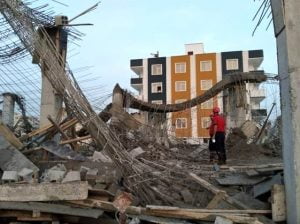 انهيار مبنى قيد الانشاء على رؤوس العاملين جنوبي تركيا