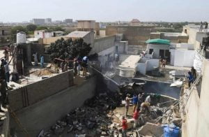 تحطم طائرة ركاب بحي سكني في باكستان (شاهد)