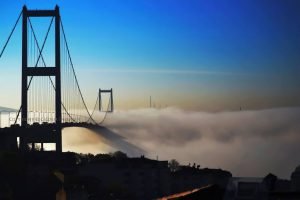 بالفيديو.. الضباب يغمر جسور إسطنبول