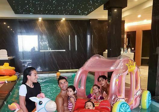 صورة لصديقة رونالدو في حوض السباحة 1