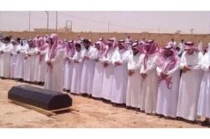 شقيق فنان سعودي شهير: اقتحموا جنازة أخي وقالوا “ليش تصلون عليه”