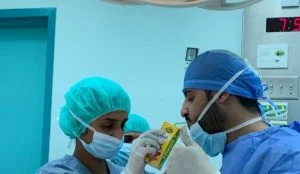 وجبة إفطار أثناء عملية جراحية للدماغ تجتاح مواقع التواصل