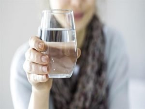 كم تحتاج من الماء فعلا حتى لا تشعر بالعطش خلال ساعات الصيام؟