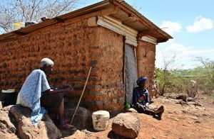 قصة هزت كينيا.. كورونا يدفع أرملة لطبخ حجارة لأطفالها (صور)