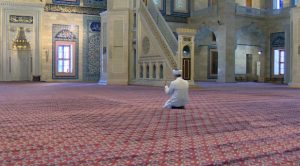 إمام يصلي لوحده في أكبر جوامع تركيا