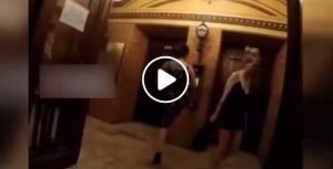 فيديو لامرأة قامت بفتح المصعد بقدمها يثير جدلا في إزمير (شاهد)