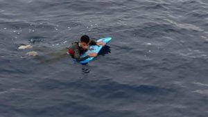 خفر السواحل التركي يضبط مواطن سوري حاول الوصول إلى اليونان بلوح تزل