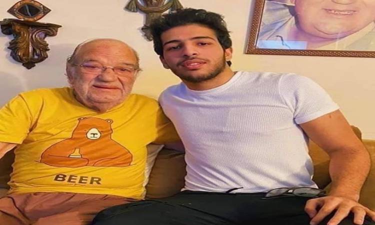 هكذا ظهر الفنان حسن حسني في أحدث صورة له.. تغيرت ملامحه (شاهد) 2 هكذا ظهر الفنان حسن حسني في أحدث صورة له.. تغيرت ملامحه (شاهد) 1