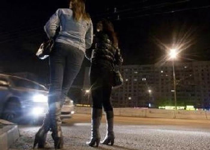 بحثًا عن الزبائن.. "بائعات الهوى" يكسرن الحظر في المغرب 1