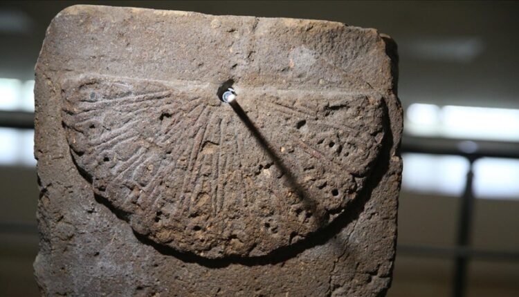 اكتشاف ساعة شمسية عمرها ألف عام في "آني" التركية!.. كنز أثري يُعرض لأول مرة