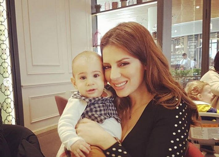 نجمة ستار أكاديمي ترضع ابنها أمام الجميع (صورة) 9