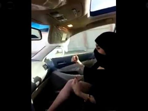 شاهد فتاة سعودية تُشعل المواقع غضباً بتحريضها الفتيات على هذا الفعل المُنافي والصادم! 