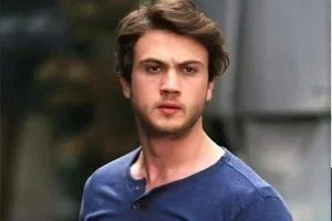 مفاجأة في كواليس مسلسل الحفرة لـ أراس بولوت اينملي (صورة)