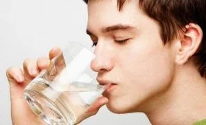 هل يساعد الإكثار من شرب الماء على قتل كورونا؟