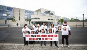 ألمانيا.. سيدة تركية تواصل اعتصامها ضد “بي كا كا”