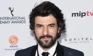 إنجين أكيوريك يستعرض مهاراته بالغوص في البحر.. (صور)