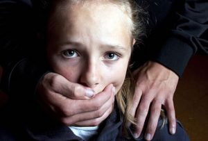 اغتصاب “بنت الجيران” يهزّ مصر .. هكذا استدرج شاب طفلة الـ3 سنوات ومارس معها الرذيلة!