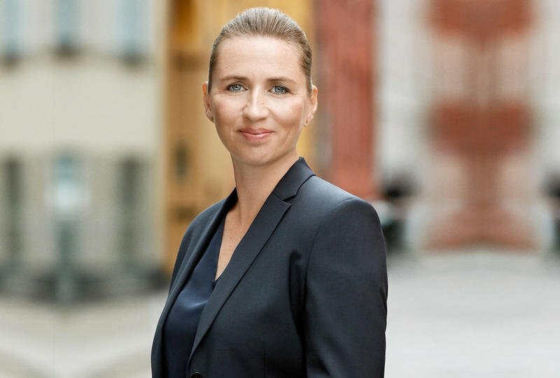 فصل زوجة رئيس وزراء الدنمارك المعلمة في احدى المدارس بحضور زوجها اليمن الحر الأخباري