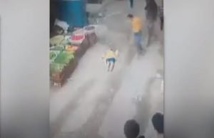 مصر.. زوج يُلقي زوجته من الطابق الخامس لتسقط أمام المارة في مشهد مرعب!