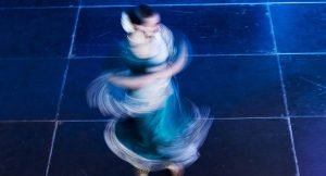 فتاة سعودية تؤدي وصلة رقص داخل مركز الفن التشكيلي .. ومغردون: عودة حريم السلطان