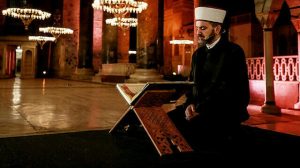 هل حقًّا بدأت تركيا بالتحضير لإعادة آيا صوفيا مسجدًا وما قصة السجادة؟