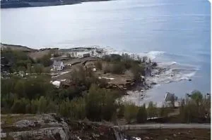 فيديو مرعب.. انجراف مباني إلى البحر بسبب انهيار أرضي في النرويج