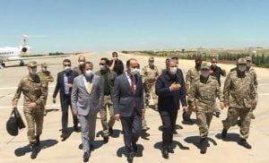 زيارة مفاجئة لوزير الدفاع التركي للحدود السورية.. هل تبدأ عملية عسكرية قريبا؟