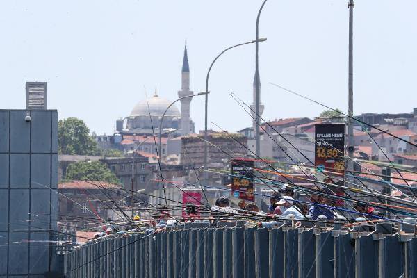 هكذا كان ازدحام الصيادين الفظيع على جسر جالاتا باسطنبول (شاهد) 1