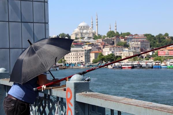 هكذا كان ازدحام الصيادين الفظيع على جسر جالاتا باسطنبول (شاهد) 3