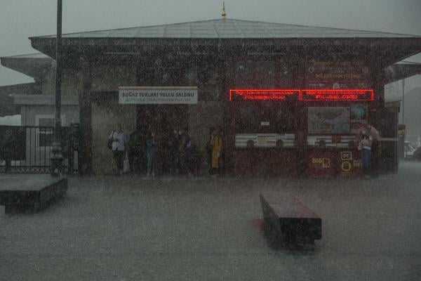 مدينة إسطنبول تغرق بالأمطار منذ ساعات الصباح (شاهد) 1