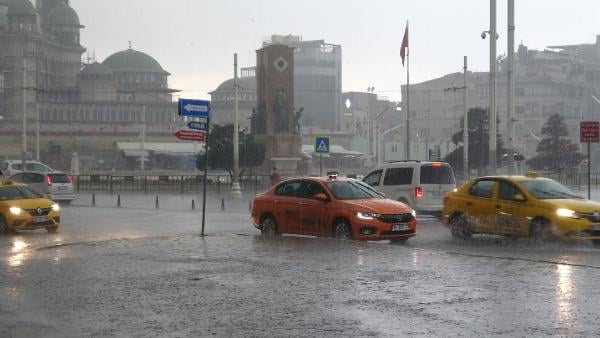 مدينة إسطنبول تغرق بالأمطار منذ ساعات الصباح (شاهد) 8