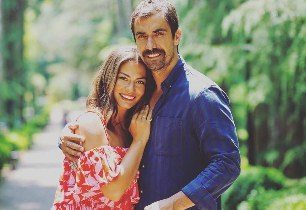 بعد ضجة صورة "صدرها".. التركية ديميت أوزدمير تدافع عن جان يامان باستماتة 4 بعد ضجة صورة "صدرها".. التركية ديميت أوزدمير تدافع عن جان يامان باستماتة 3