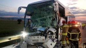 السائق غط في النوم.. مقتل واصابة 20 شخصا في تصادم حافلة بشاحنة غربي تركيا