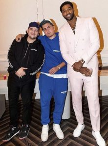 ظهور نادر لشقيق بنات كارداشيان في ميلاد كلوي بعدما فضح حبيبته 3