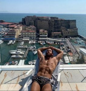 صور جان يامان العارية تفتح عليه النار.. وجمهور ديميت أوزدمير يسخرون منه 1