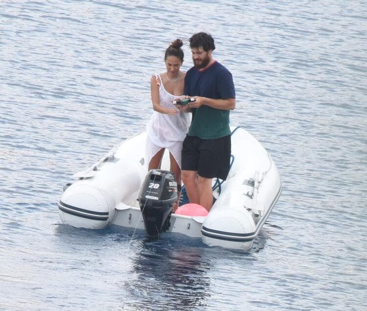 شاتاي اولسوي يغازل حبيبته بجرأة في وسط البحر.. والتغير في شكله صادم 2 شاتاي اولسوي يغازل حبيبته بجرأة في وسط البحر.. والتغير في شكله صادم 1